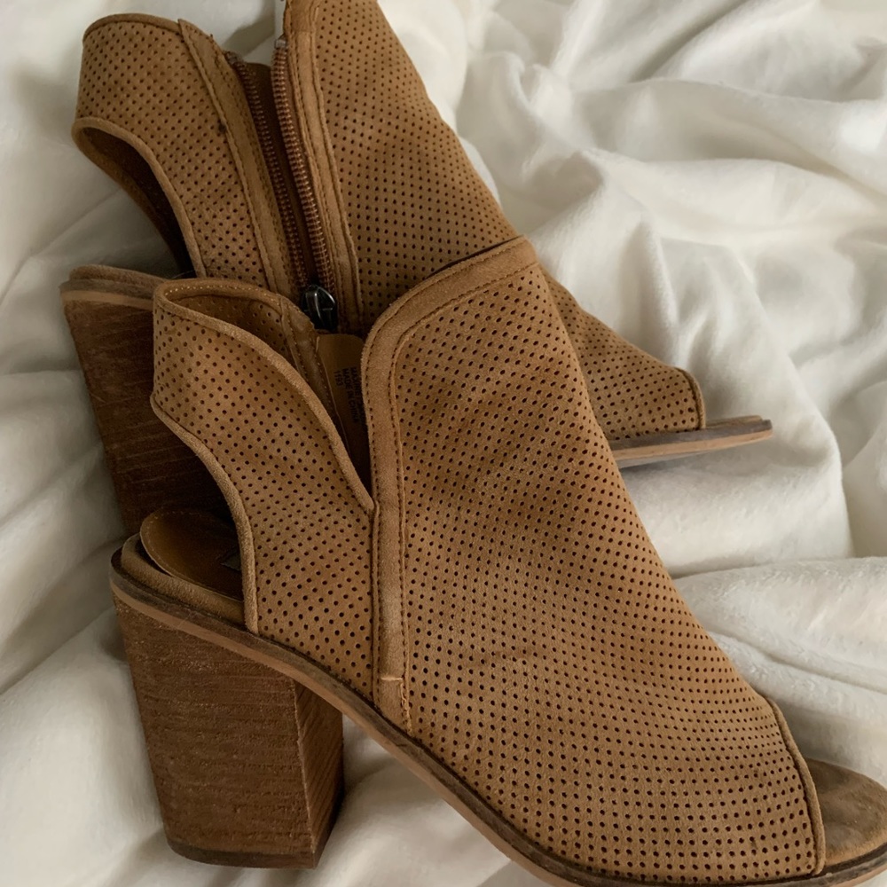 Brown Steve Madden zip up & opened toed wedges